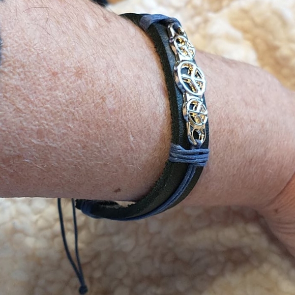 🇨🇦 Black Leather Peace Bracelet - Picture 2 of 2